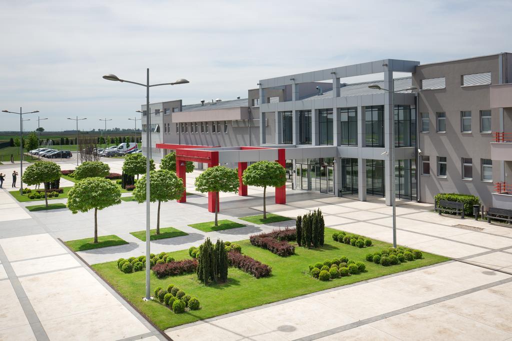 Hotel Srbija Lux Stara Pazova Esterno foto