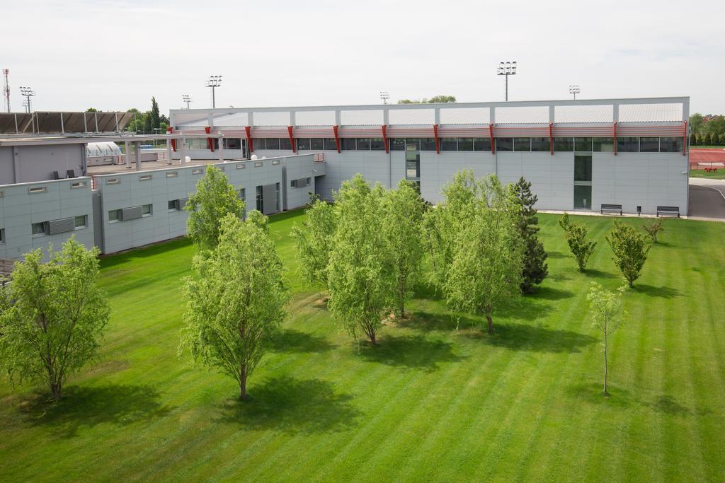 Hotel Srbija Lux Stara Pazova Esterno foto